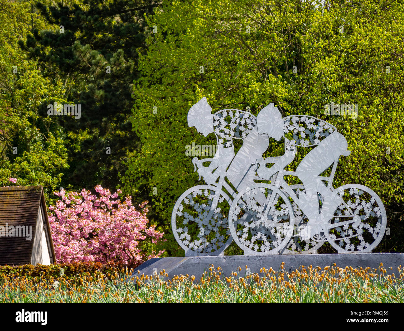 Dorking, Inghilterra - 25 Aprile 2018: Il 2012 Olympic ciclista scultura vicino a Dorking, Surrey Foto Stock