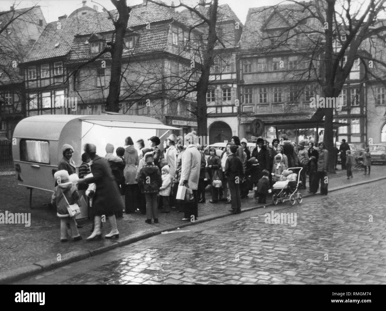 Una lunga coda si è formata prima di una salsiccia stand presso il Kornmarkt a Quedlinburg. Foto non datata. Foto Stock