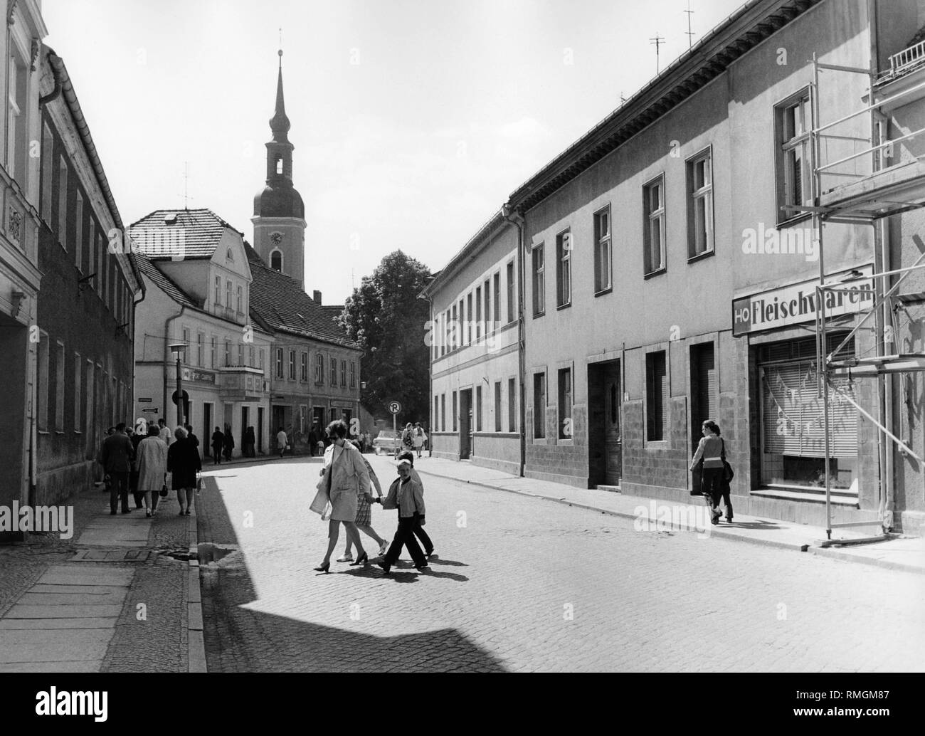Immagine non datata del Leninstrasse in Luebbenau / Spreewald. A destra, un negozio di carne di HO, sullo sfondo la chiesa di San Nicholas chiesa parrocchiale. Foto Stock