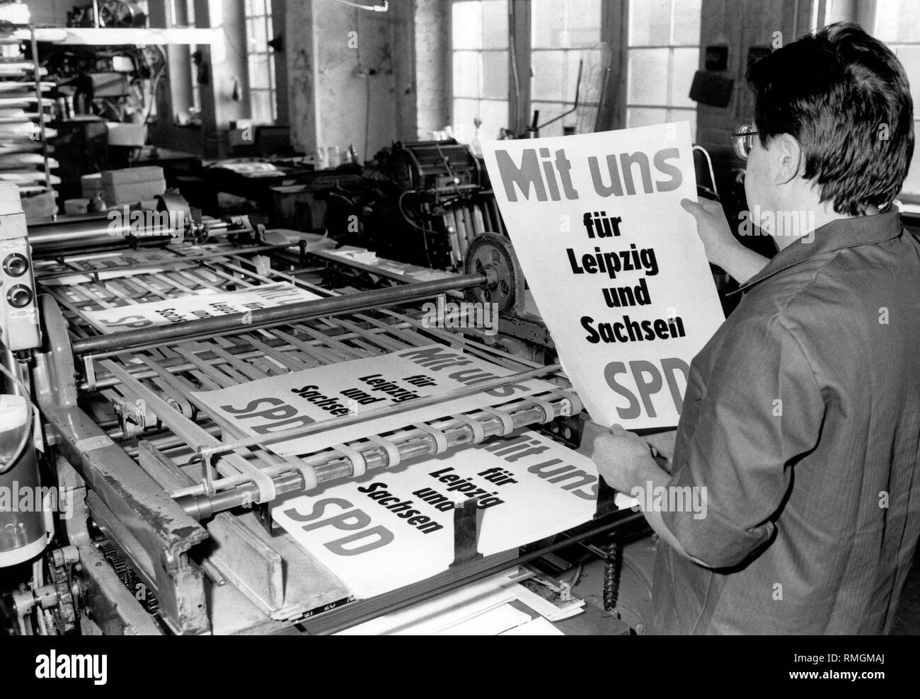 In occasione della Volkskammer (legislativa) elezione nella RDT, a Leipzig la stampa di opere di Karl-Heinz Guenther sono stampati SPD poster con la scritta "con noi per Leipzig e il sassone SPD'. Foto Stock