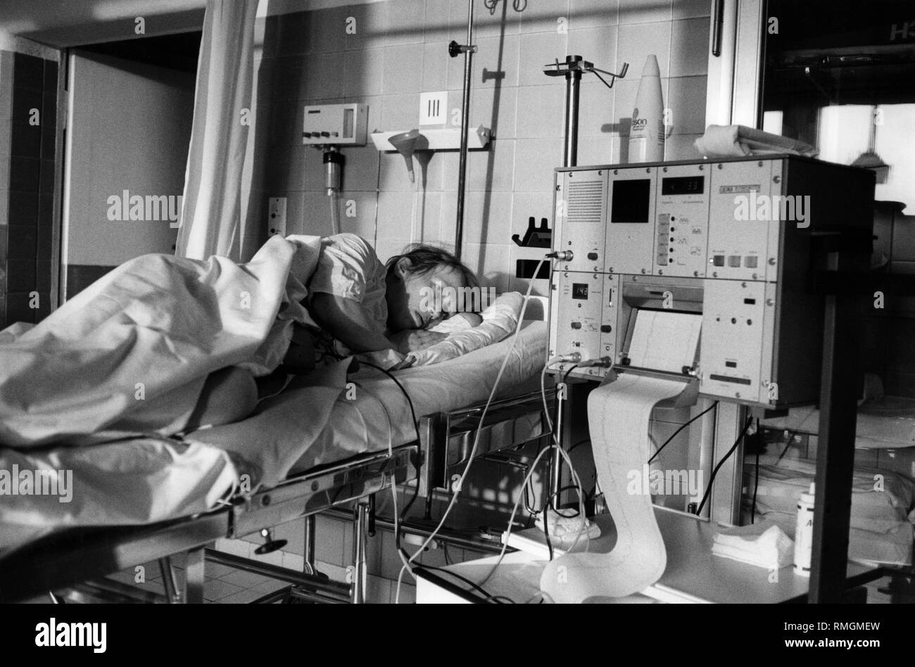 Una donna attende il suo bambino di essere nato in sala parto del Leipzig donna clinica. health care, 1945-ottobre 1990, REPUBBLICA DEMOCRATICA TEDESCA - la vita pubblica Foto Stock