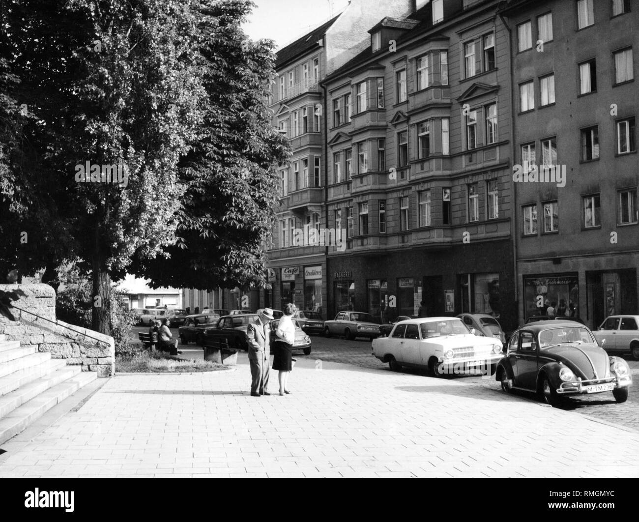 I passanti su San-Anna-Platz nel quartiere di Lehel a Monaco di Baviera. Non datata (foto). Foto Stock