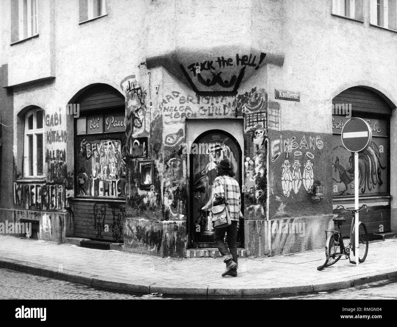 Un passante dà uno sguardo a una casa dipinta di coperta di graffiti in Knollerstrasse nel quartiere di Schwabing Monaco di Baviera. Foto Stock