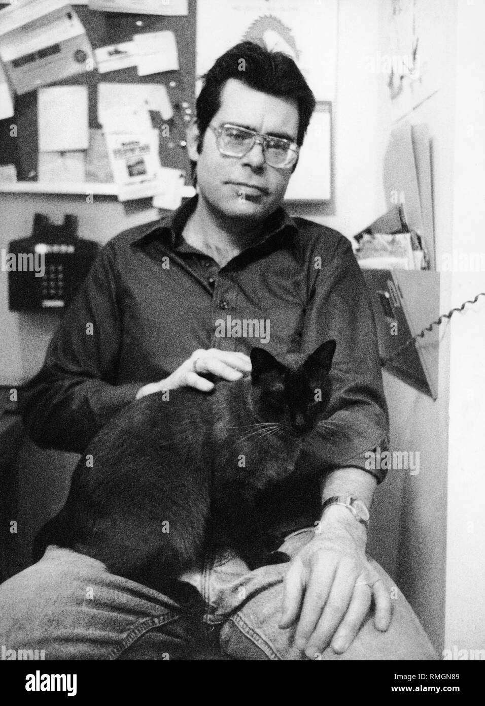 Stephen King, scrittore americano, con il suo gatto nero. Foto Stock