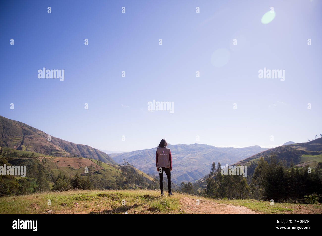 Volontario del Corpo della Pace, Paula, sorge sulla cima di una collina in Contumazá, Cajamarca, Perù Foto Stock