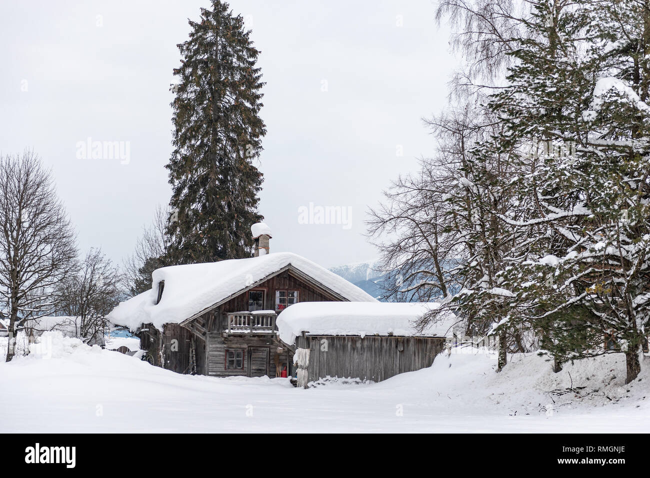 Vecchia montagna casa in legno con tetto incappucciate di neve nella regione sciistica di Schladming-Dachstein, massiccio Dachstein, Liezen District, Stiria, Austria, Europa Foto Stock