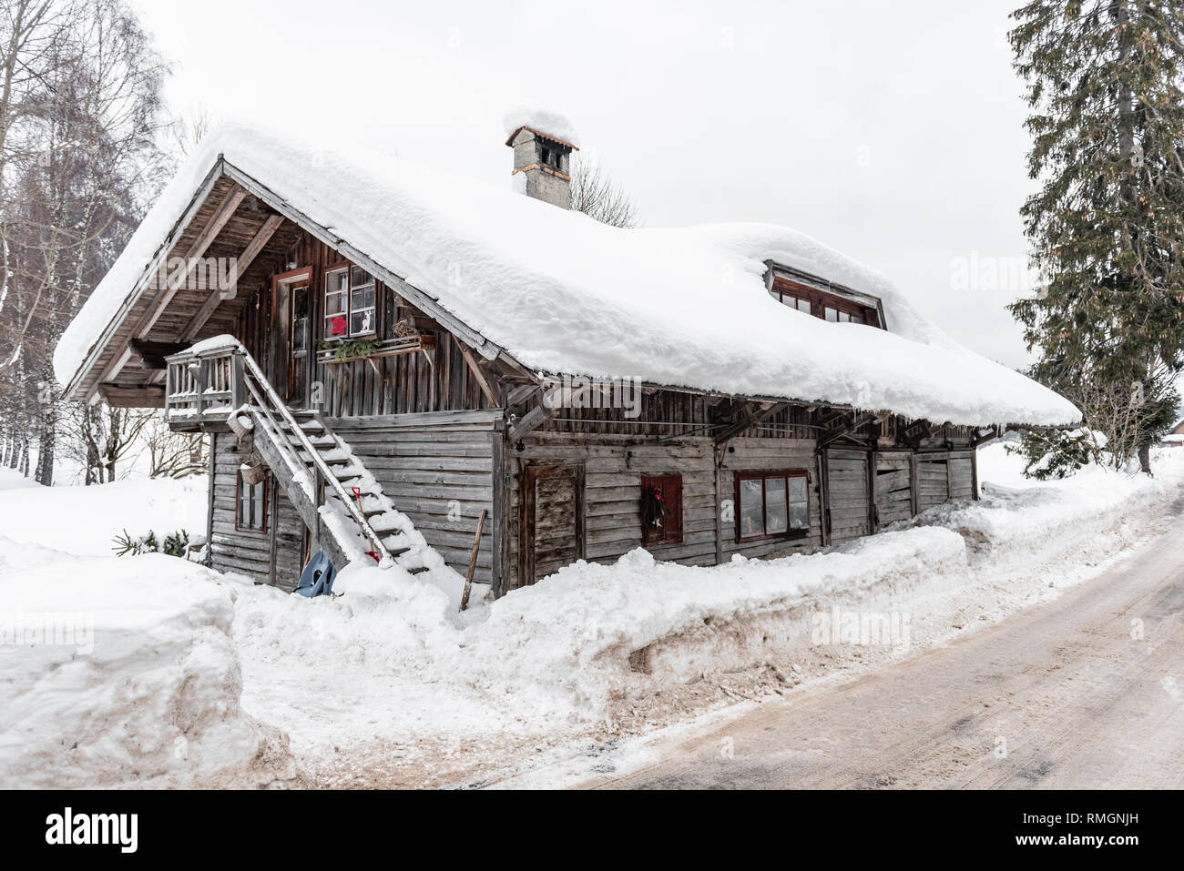 Vecchia montagna casa in legno con tetto nevato regione sciistica di Schladming-Dachstein, massiccio Dachstein, Liezen District, Stiria, Austria, Europa Foto Stock