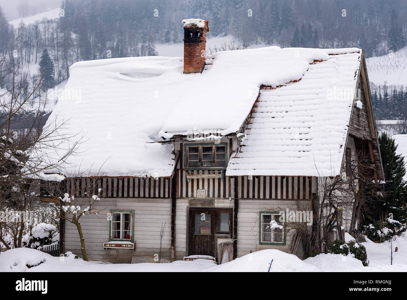 Vecchia montagna casa in legno con tetto nevato regione sciistica di Schladming-Dachstein, massiccio Dachstein, Liezen District, Stiria, Austria, Europa Foto Stock
