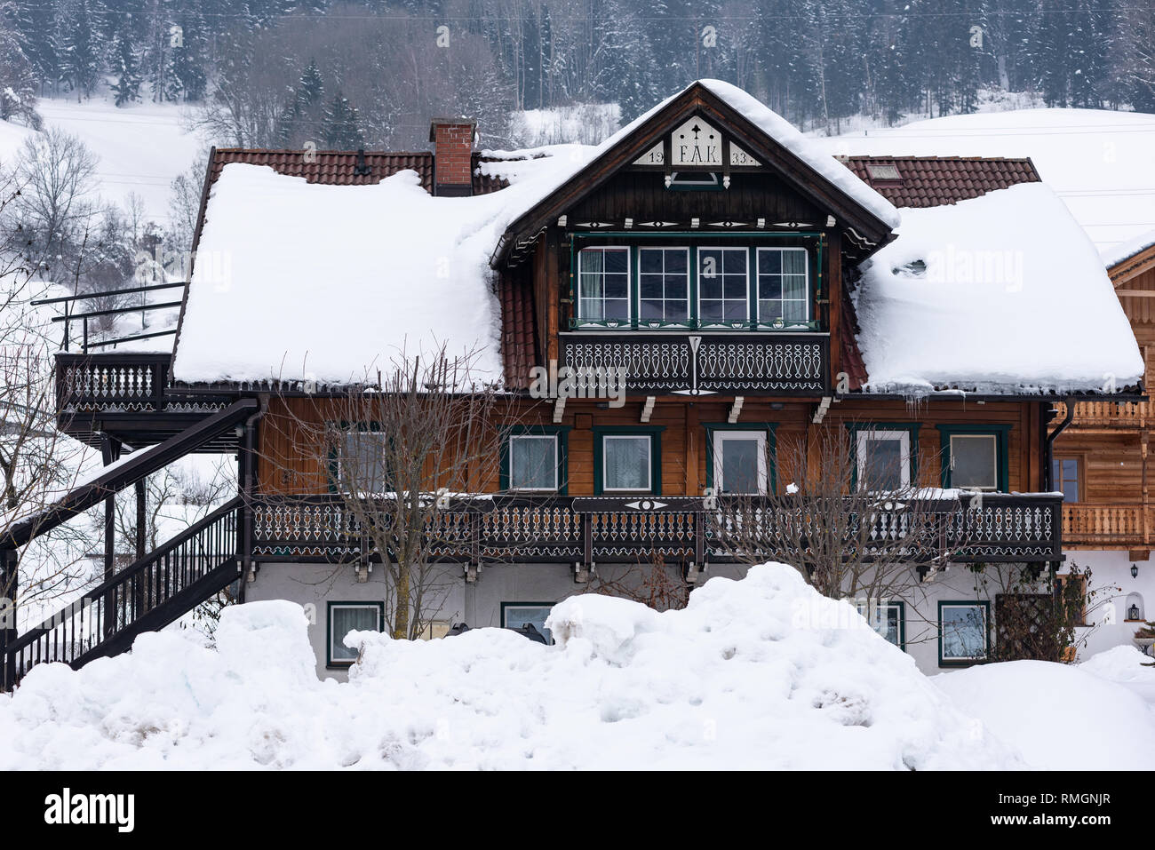 Vecchia montagna casa in legno con tetto nevato regione sciistica di Schladming-Dachstein, massiccio Dachstein, Liezen District, Stiria, Austria, Europa Foto Stock