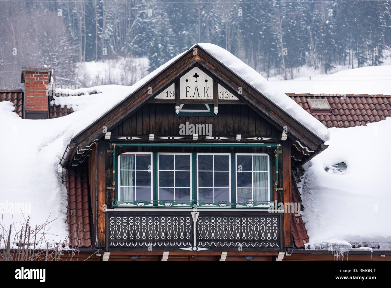 Vecchia montagna casa in legno con tetto nevato regione sciistica di Schladming-Dachstein, massiccio Dachstein, Liezen District, Stiria, Austria, Europa Foto Stock