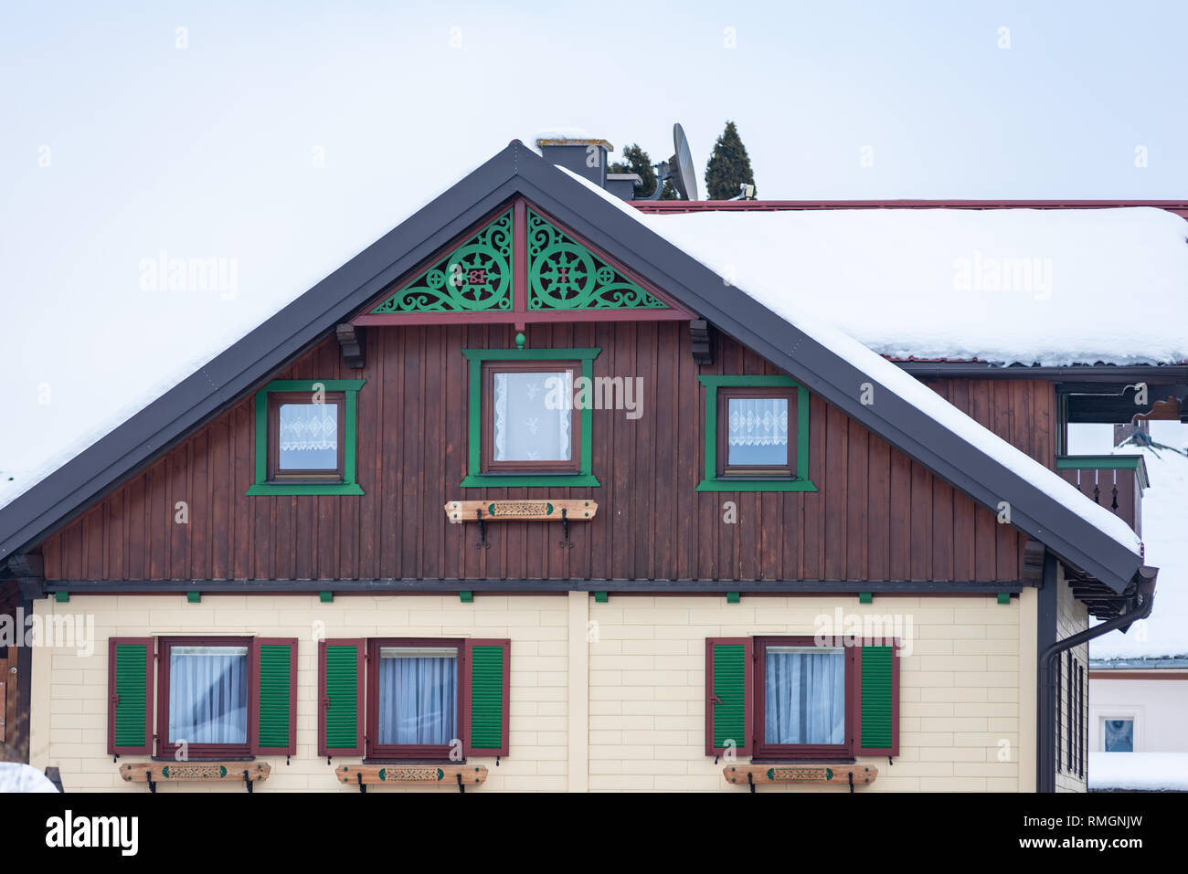 Vecchia montagna casa in legno con tetto nevato regione sciistica di Schladming-Dachstein, massiccio Dachstein, Liezen District, Stiria, Austria, Europa Foto Stock
