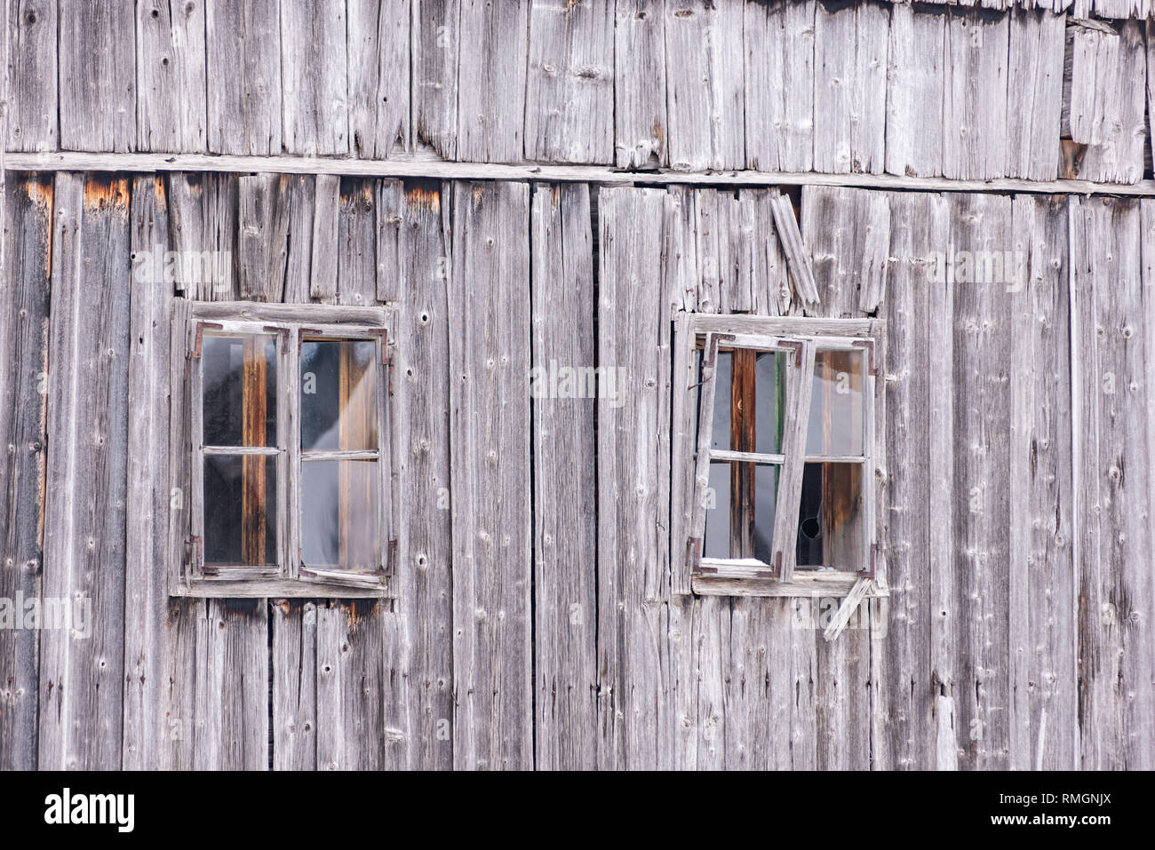 Vecchia montagna casa in legno con tetto nevato regione sciistica di Schladming-Dachstein, massiccio Dachstein, Liezen District, Stiria, Austria, Europa Foto Stock