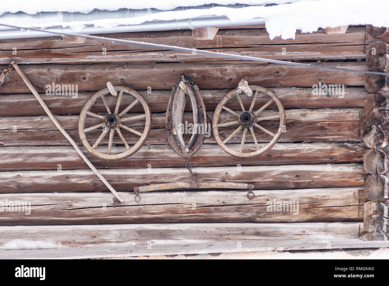 Vecchia montagna casa in legno con tetto nevato regione sciistica di Schladming-Dachstein, massiccio Dachstein, Liezen District, Stiria, Austria, Europa Foto Stock