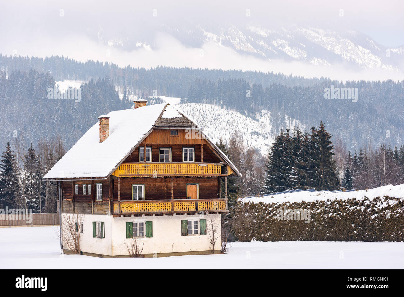 Vecchia montagna casa in legno con tetto nevato regione sciistica di Schladming-Dachstein, massiccio Dachstein, Liezen District, Stiria, Austria, Europa Foto Stock