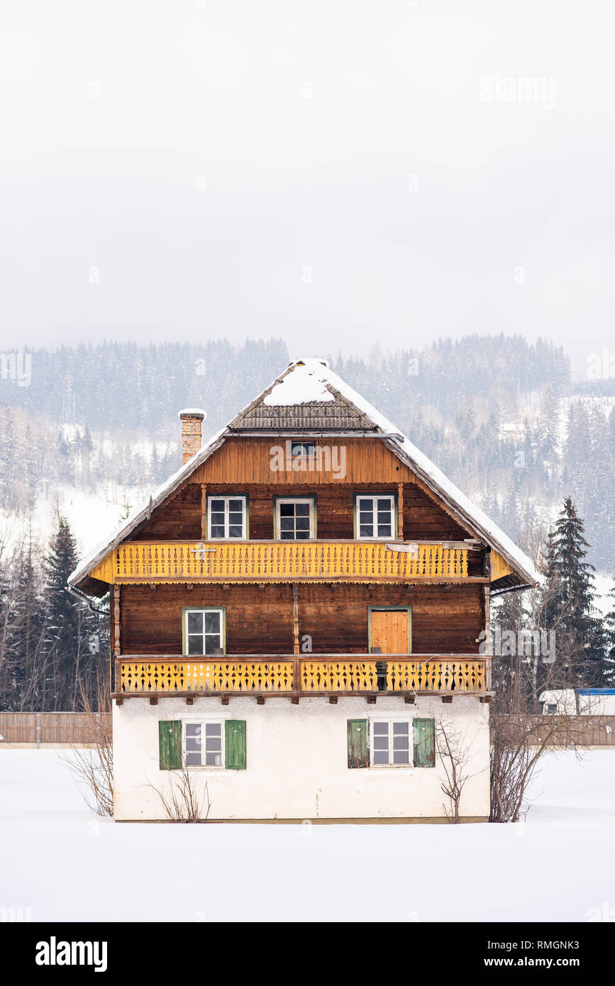 Vecchia montagna casa in legno con tetto nevato regione sciistica di Schladming-Dachstein, massiccio Dachstein, Liezen District, Stiria, Austria, Europa Foto Stock