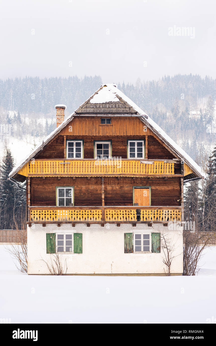 Vecchia montagna casa in legno con tetto nevato regione sciistica di Schladming-Dachstein, massiccio Dachstein, Liezen District, Stiria, Austria, Europa Foto Stock