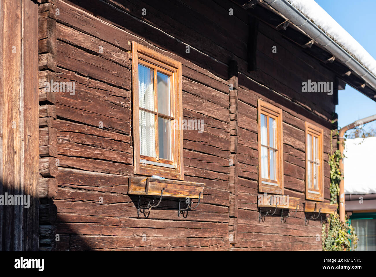Vecchia montagna casa in legno con tetto nevato regione sciistica di Schladming-Dachstein, massiccio Dachstein, Liezen District, Stiria, Austria, Europa Foto Stock