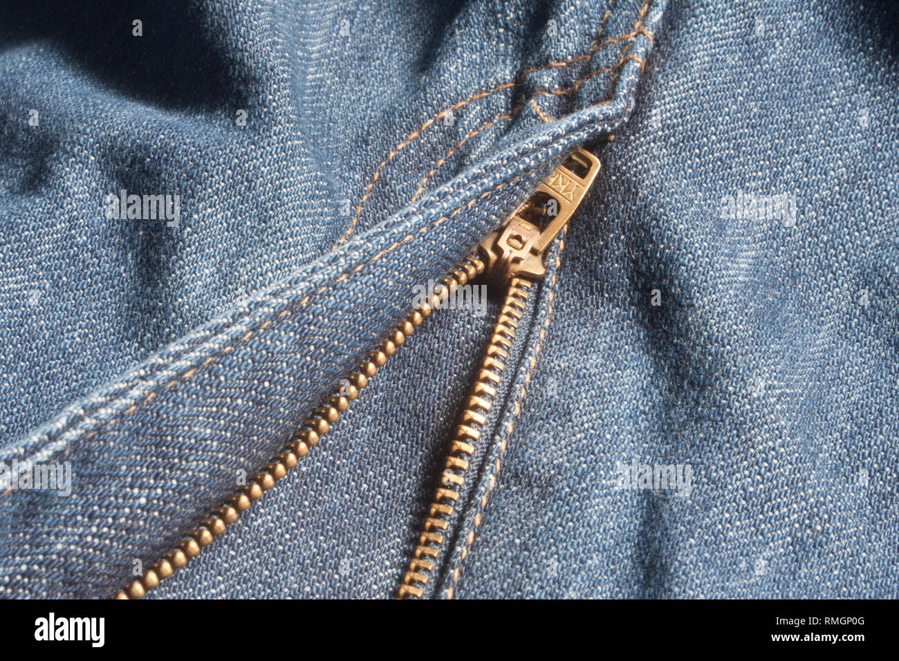 Dettagli della cerniera lampo su un paio di jeans Foto Stock
