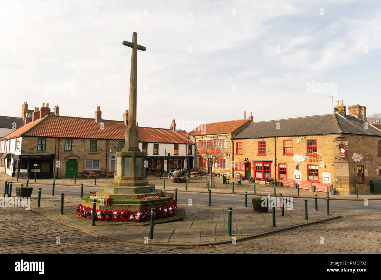 Guisborough Memoriale di guerra e gli edifici in Church Street, North Yorkshire, Inghilterra, Regno Unito Foto Stock