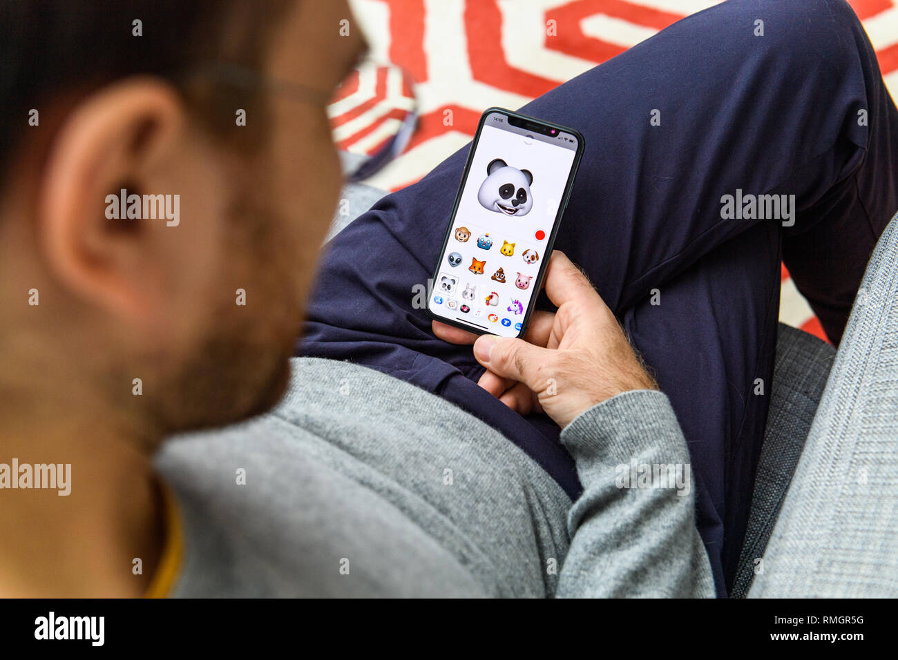 LONDON, Regno Unito - Sep 21, 2018: uomo utilizzando la nuova panda AR Memoji faccia emoji su Apple iPhone Xs con l immenso OLED display Retina e un12 chip bionico Foto Stock