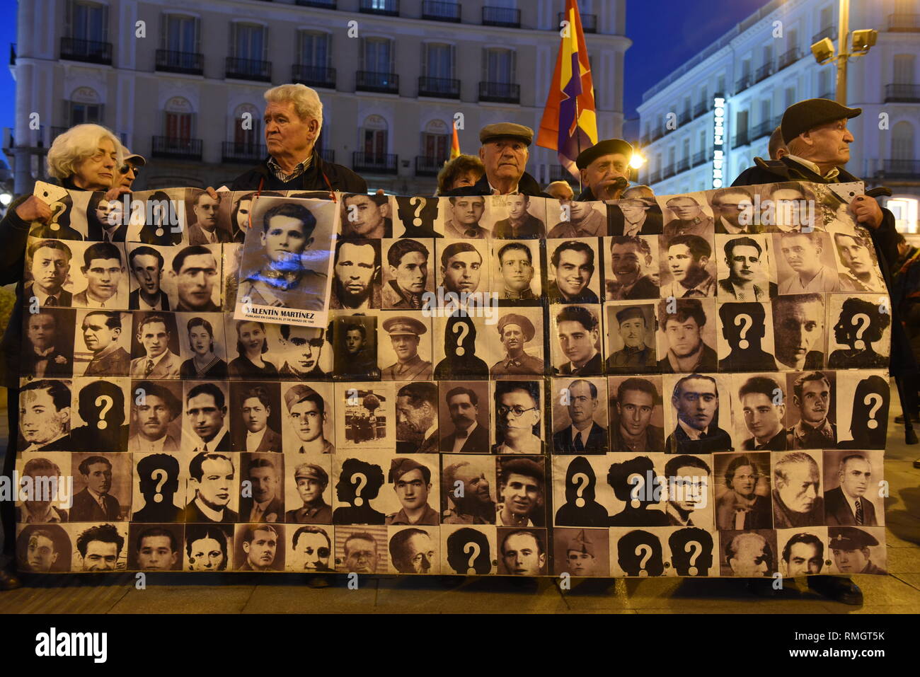 I dimostranti sono visti tenendo un banner con le foto delle persone scomparse durante la dittatura spagnola di Francisco Franco (1936-1975), come essi prendono parte durante la protesta. Circa un centinaio di persone si sono radunate a Madrid per protestare contro l'immunità per i crimini commessi durante la Guerra Civile spagnola, Francisco la dittatura di Franco, e la richiesta di giustizia per le vittime e i loro parenti. Foto Stock