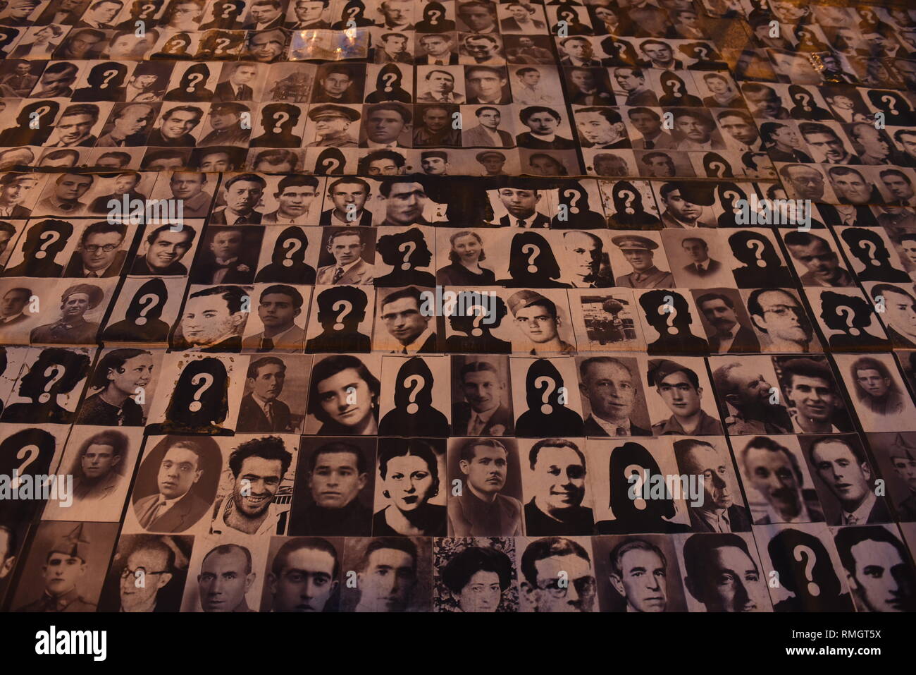 Foto di persone scomparse durante la dittatura di Francisco Franco (1936-1975) sono visibili durante la protesta circa un centinaio di persone si sono radunate a Madrid per protestare contro l'immunità per i crimini commessi durante la Guerra Civile spagnola, Francisco la dittatura di Franco, e la richiesta di giustizia per le vittime e i loro parenti. Foto Stock