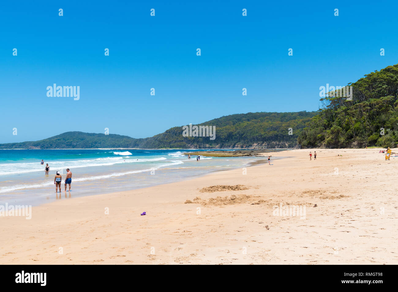 Spiaggia di ciottoli, NSW, Australia-January 4, 2019: persone godendo il sole in spiaggia di ciottoli, una popolare area camping con grande surf beach e b Foto Stock