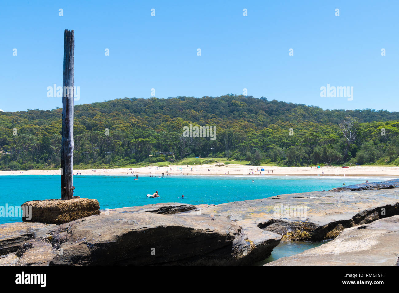 Spiaggia di ciottoli, NSW, Australia-January 4, 2019: persone godendo il sole in spiaggia di ciottoli, una popolare area camping con grande surf beach e b Foto Stock