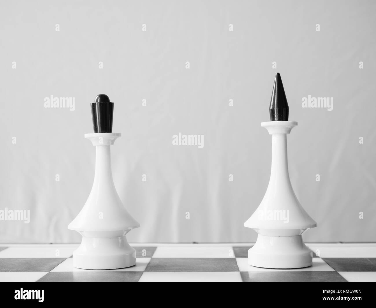 White chessman queen e king apart. matura il divorzio o distanza dal concetto di relazioni Foto Stock