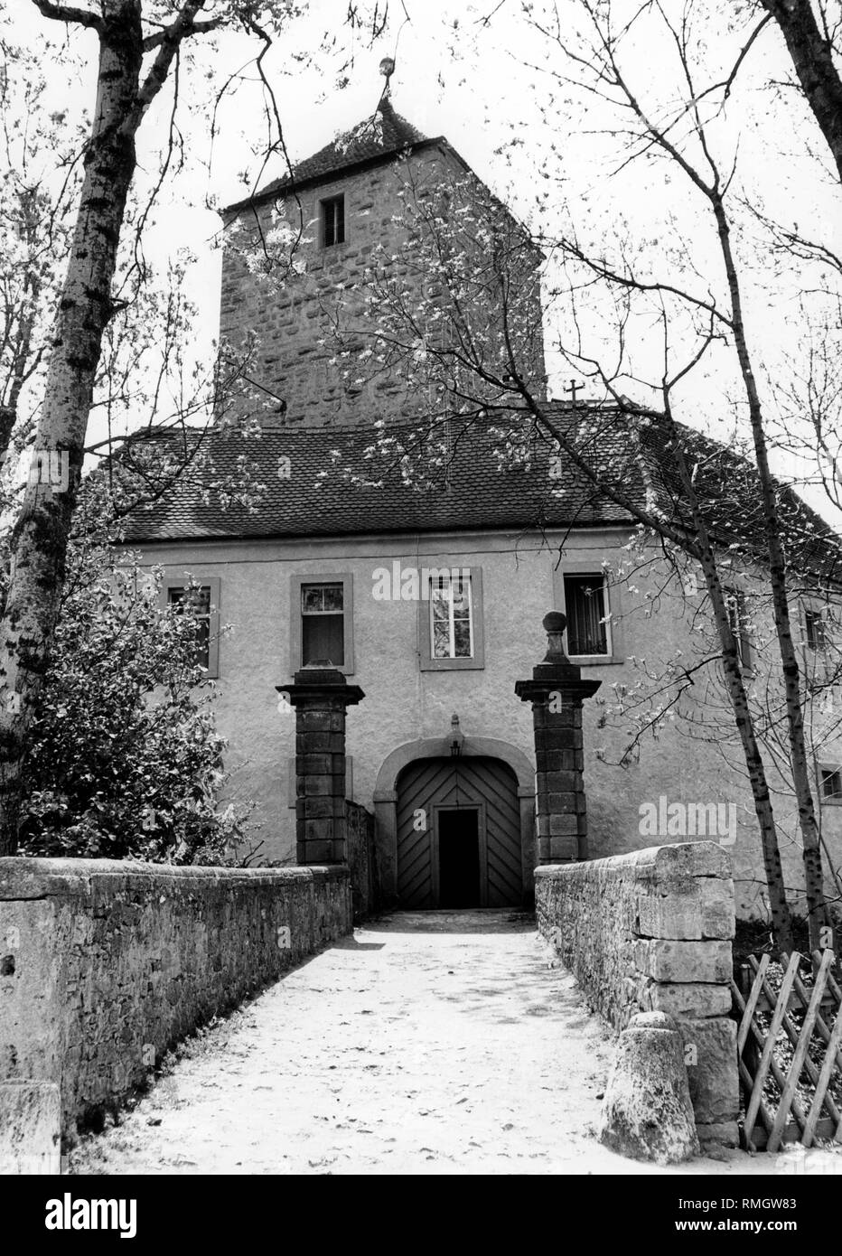 Foto del medievale castello moated Erlach nei pressi di Ochsenfurt con i suoi 32 metri di altezza e di mantenere un ponte in pietra sopra il fossato. Foto Stock