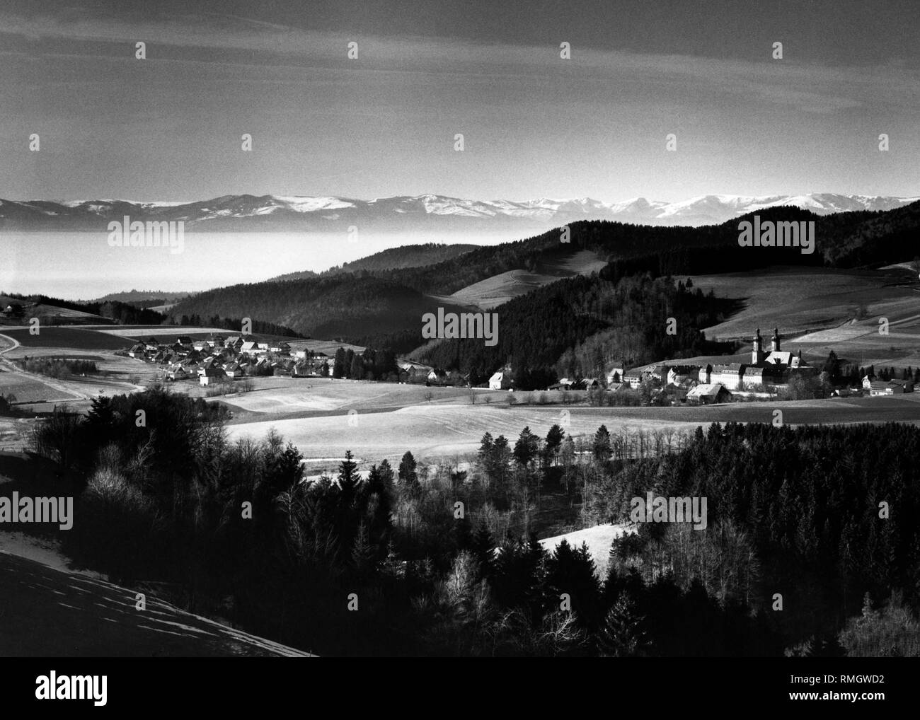 Vista panoramica sul villaggio di San Pietro nel sud della Foresta Nera e la nebbia la valle del Reno alle vette innevate delle Vosges. Immagine non datata. Foto Stock