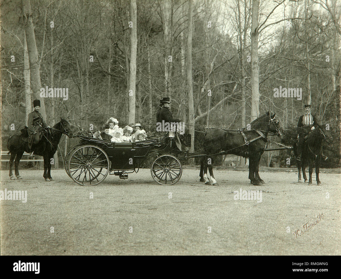 Passeggiata di imperatore Nicola II di Russia con la madre, l'Imperatrice Maria Fyodorovna attraverso il parco di Carskoe Selo. Fotografia Foto Stock