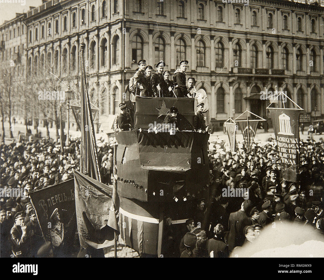 I marinai di dimostrazione in Petrograd. 1917. Fotografia Foto Stock