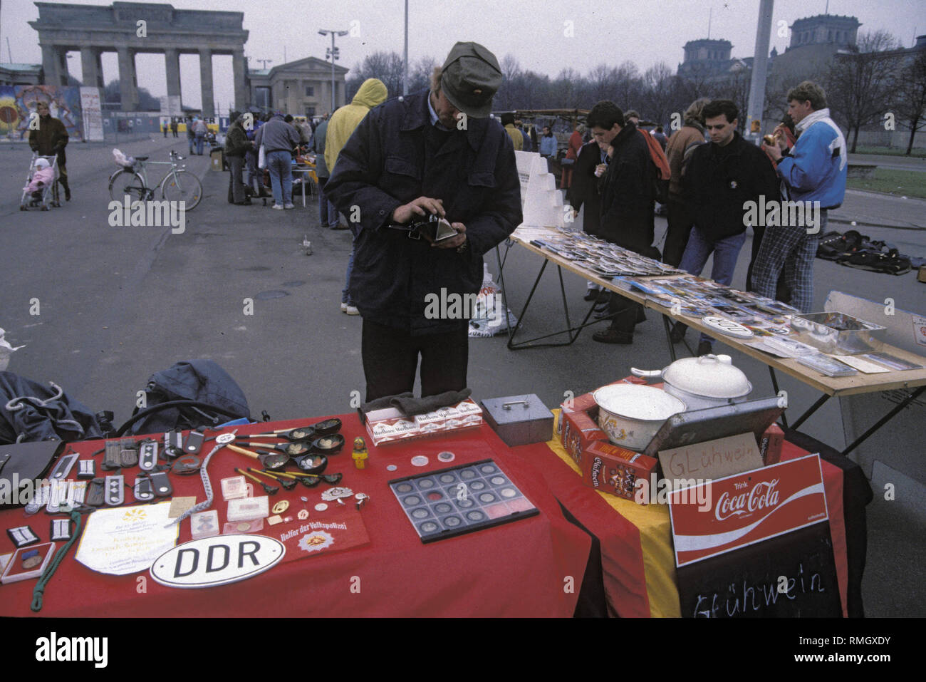 Il concessionario presso la Porta di Brandeburgo, vendita RDT e voci sovietica, RDT..., Germania, Berlin-Mitte, 11.10.1990. Foto Stock