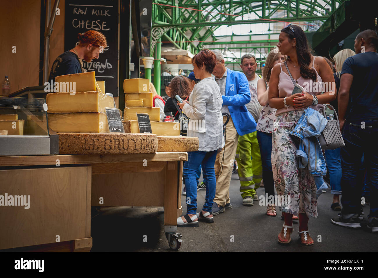 London, Regno Unito - Giugno, 2018. Svizzero di formaggio gruviera in vendita in una fase di stallo nel mercato di Borough, uno dei più antichi e più grande mercato alimentare a Londra. Foto Stock