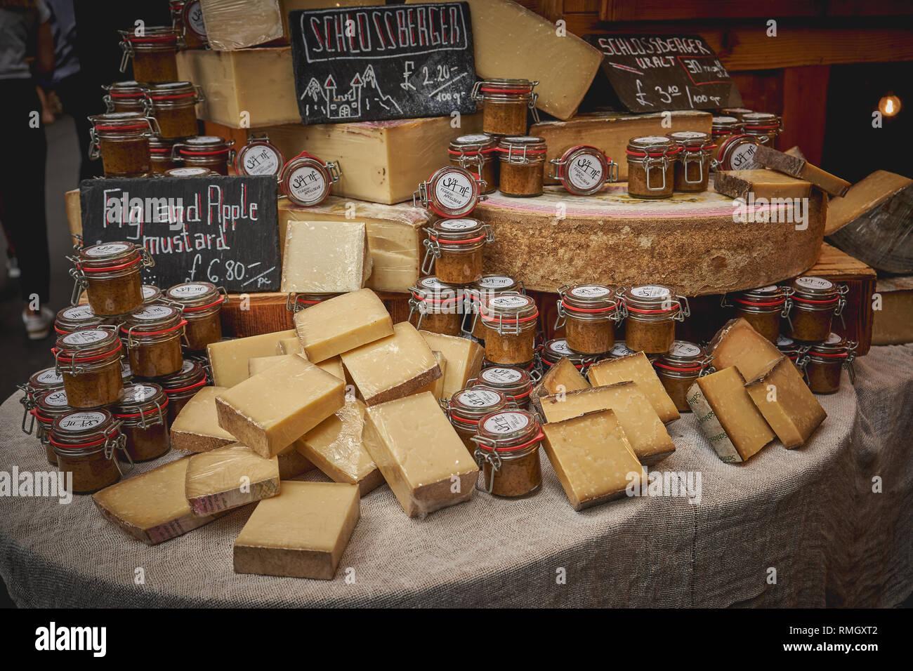 London, Regno Unito - Giugno, 2018. Swiss Jumi Schlossberger formaggio sulla vendita in una fase di stallo nel mercato di Borough, uno dei più antichi e più grande mercato alimentare a Londra. Foto Stock