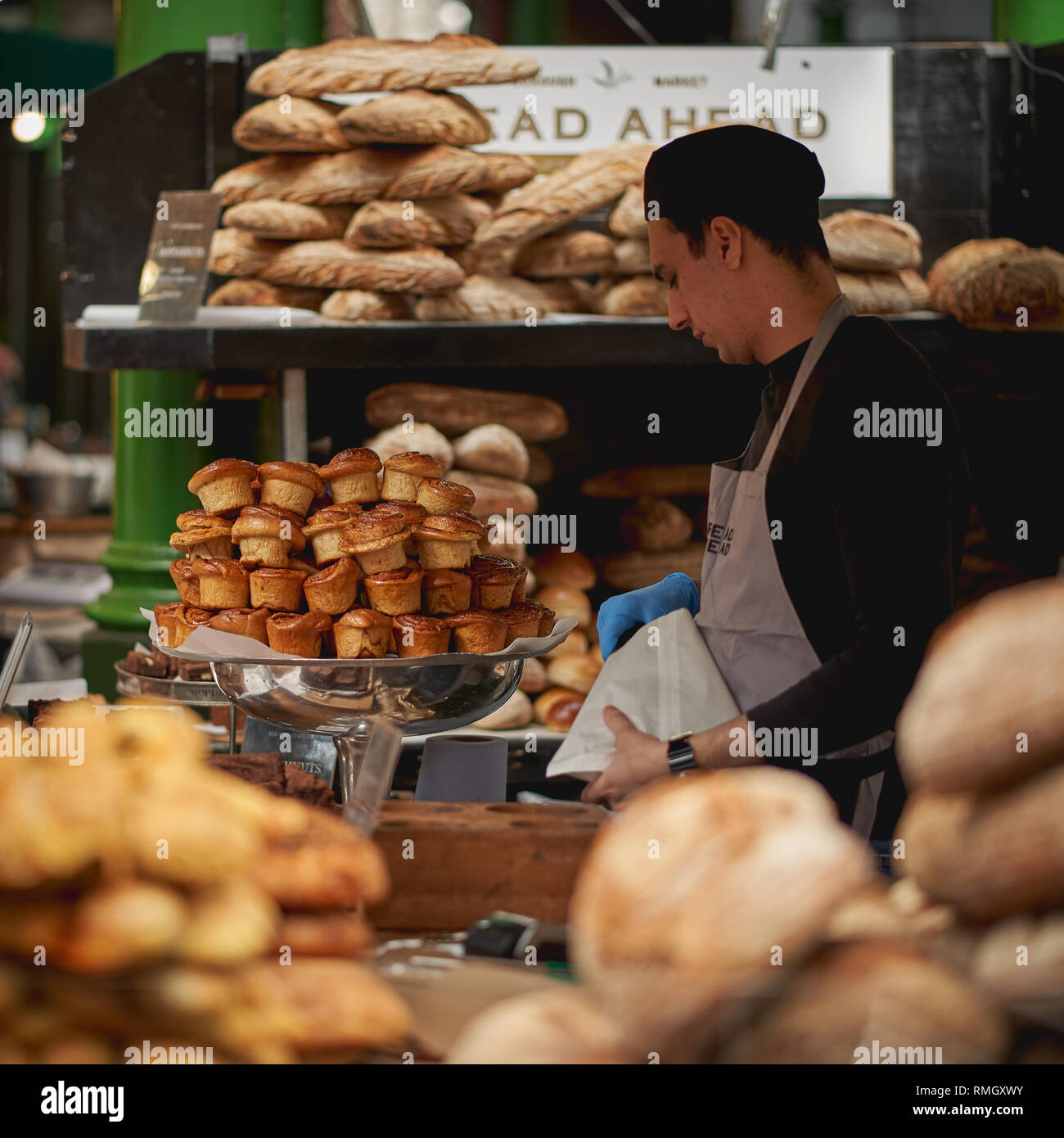 London, Regno Unito - Giugno, 2018. Il pane biologico e la pasticceria sul display in una pasticceria in stallo nel mercato di Borough, uno dei più grandi mercati alimentari a Londra. Foto Stock