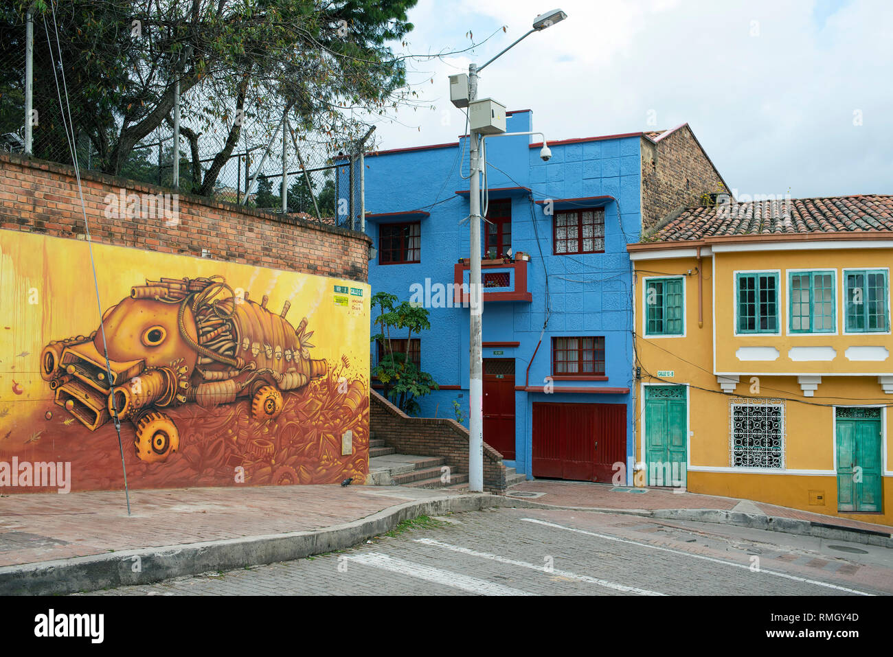 Suggestiva scena di strada con colorati edifici coloniali in centro a Bogotà, Colombia. Sep 2018 Foto Stock