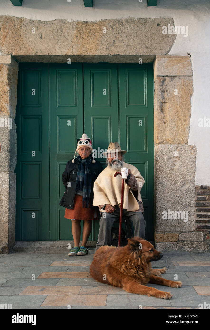 Ritratto di Ignoto coppia di anziani sulla strada de La Candelaria, il quartiere storico di Bogotà, Colombia. Sep 2018 Foto Stock
