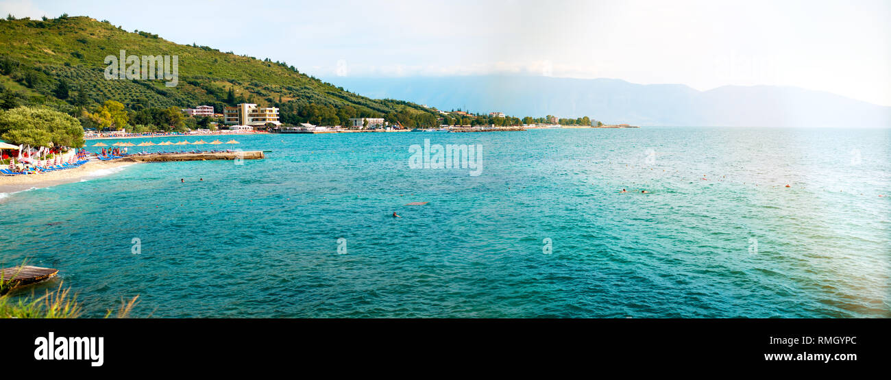 Piccola spiaggia sulla bella estate mare Adriatico costa di Valona, Albania. Foto Stock