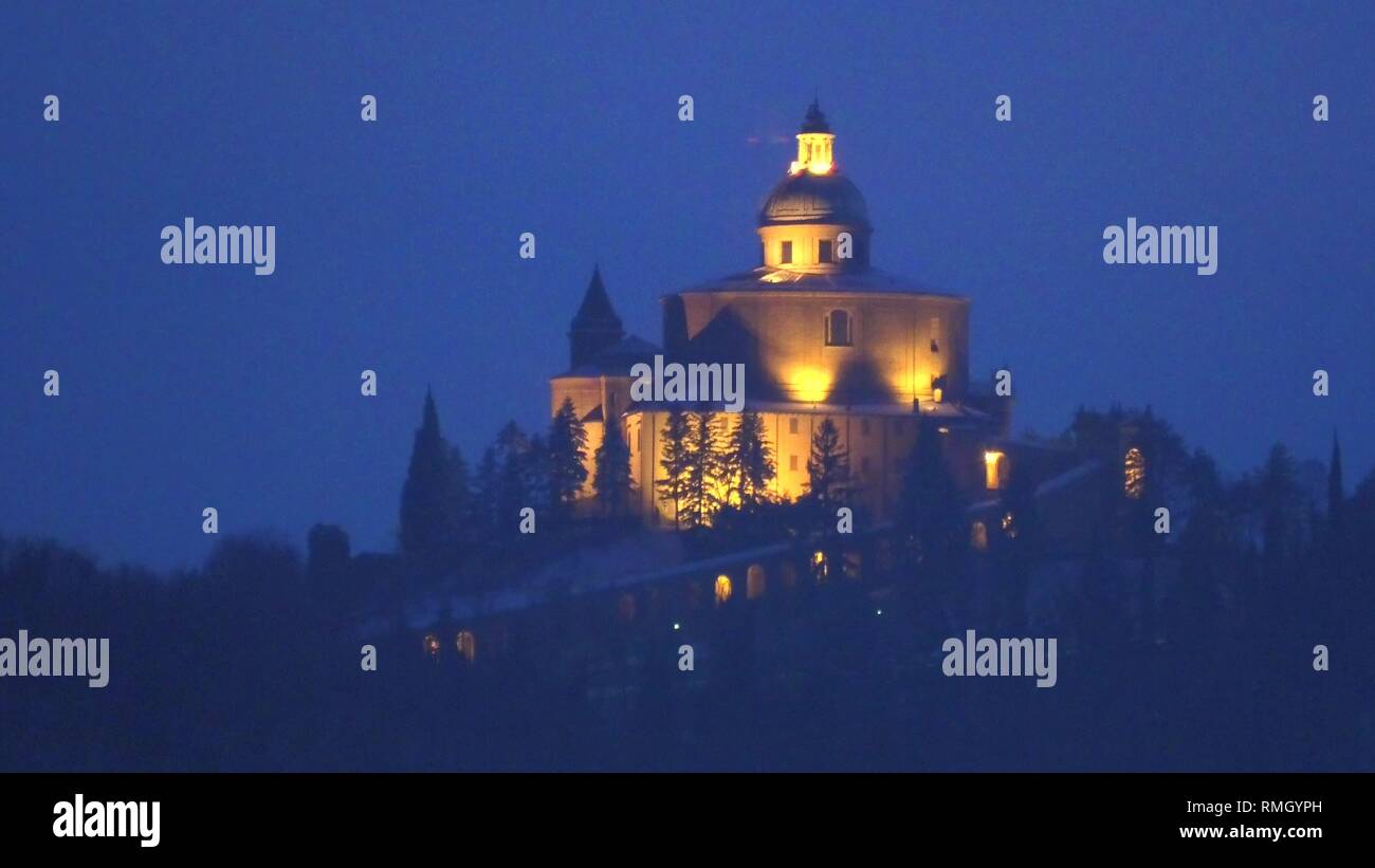 San Luca santuario di notte nella città di Bologna. Chiesa Storica e meta di pellegrinaggio in Emilia Romagna, Italia. Foto Stock