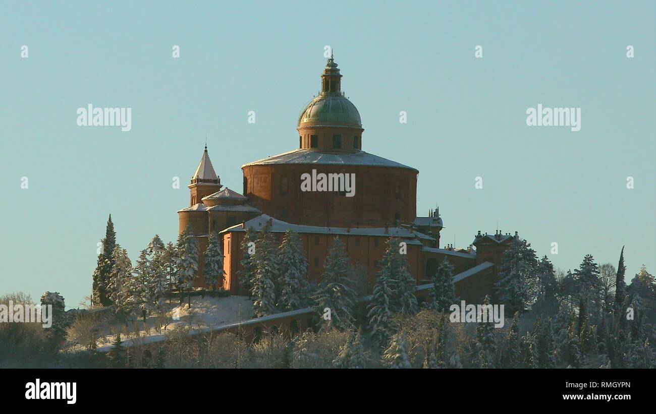 Chiudere fino a San Luca Santuario nella neve all'alba d'inverno. Il sorgere del sole sulle colline di Bologna in Italia. Foto Stock