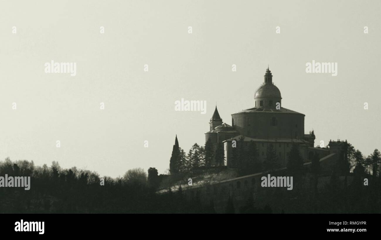 Storico in bianco e nero di San Luca nel Santuario della città di Bologna. Chiesa Storica e meta di pellegrinaggio in Emilia Romagna, Italia. Foto Stock