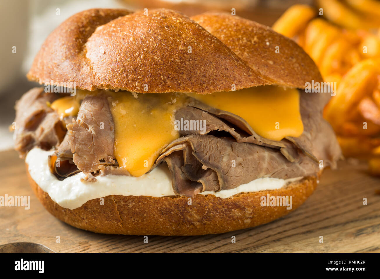 In casa un arrosto di manzo e il Cheddar Sandwich con patatine fritte Ricci Foto Stock