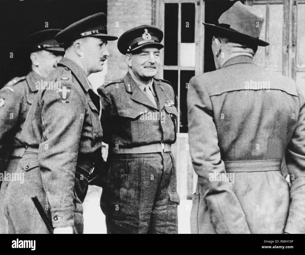 Maggiore britannico Ivan Hirst (sinistra) e il suo supervisore il colonnello Ratcliff (centro) davanti alle rovine dell'impianto VW a Wolfsburg. Hirst ha preso la decisione di ricostruire la pianta e riprendere la produzione del Maggiolino. Foto Stock