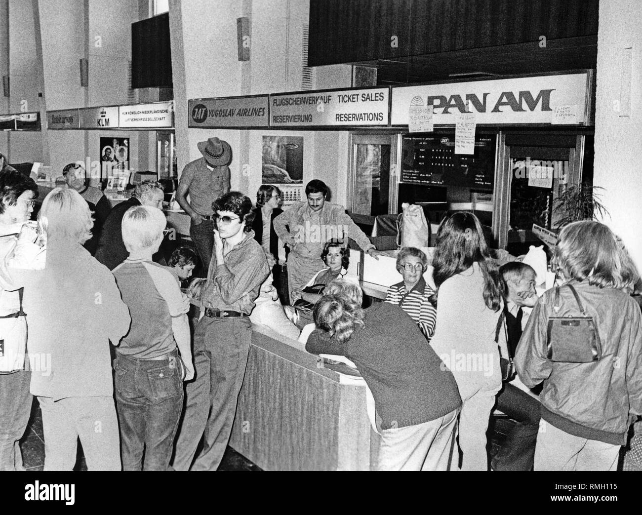 I passeggeri di attendere nella parte anteriore di un ticket counter del Pan American World Airways (Pan Am). Nel 1981, i controllori di volo della American PATCO erano in sciopero, ma si è rapidamente conclusa dal Presidente statunitense Reagan. Foto Stock