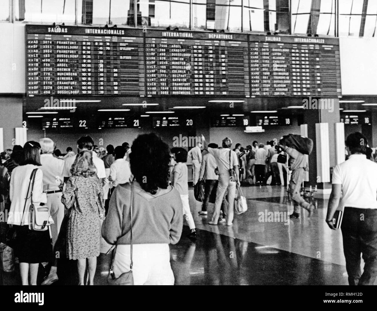 I passeggeri in attesa guarda la scheda Destinazione nella sala terminale dell'aeroporto di Palma de Mallorca. Foto non datata, probabilmente intorno all'anno 1990. Foto Stock
