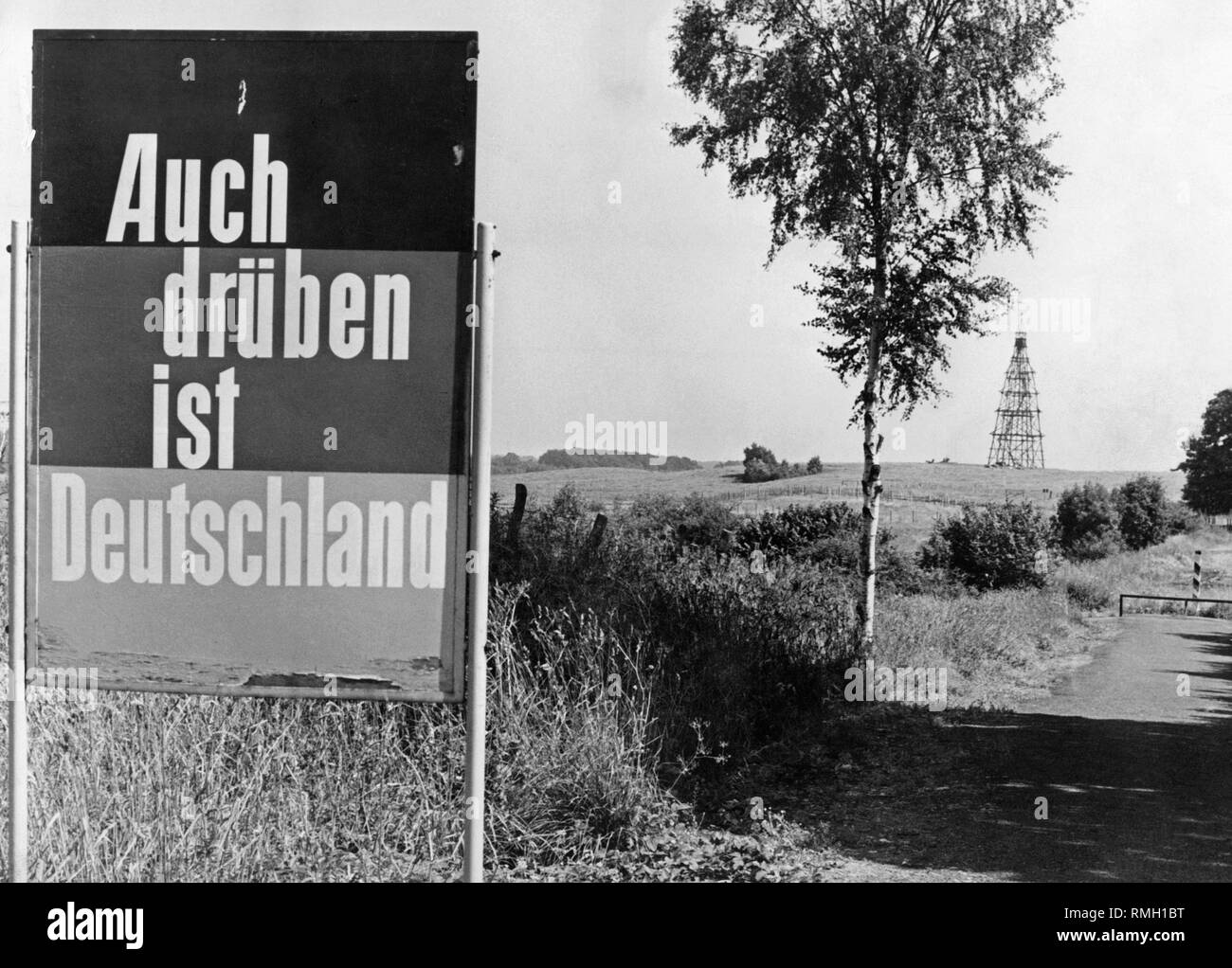 Confine con la torre di osservazione e il poster "l'altro lato è anche la Germania " dagli anni settanta. Foto Stock