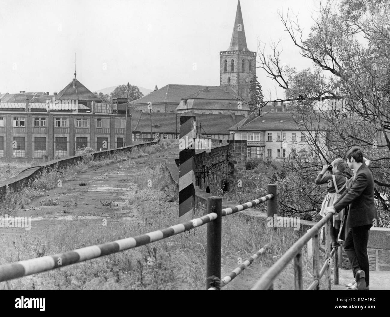 Vista sul confine tedesco-tedesco dall'Hessian Philippsthal oltre il Werra su Vacha. Foto non datata. Foto Stock