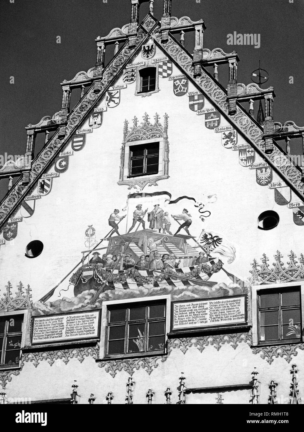 La facciata della Ulm Municipio con stemma e la raffigurazione di un 'Ulmer Schachtel' (monouso) nave sul Danubio. Foto Stock